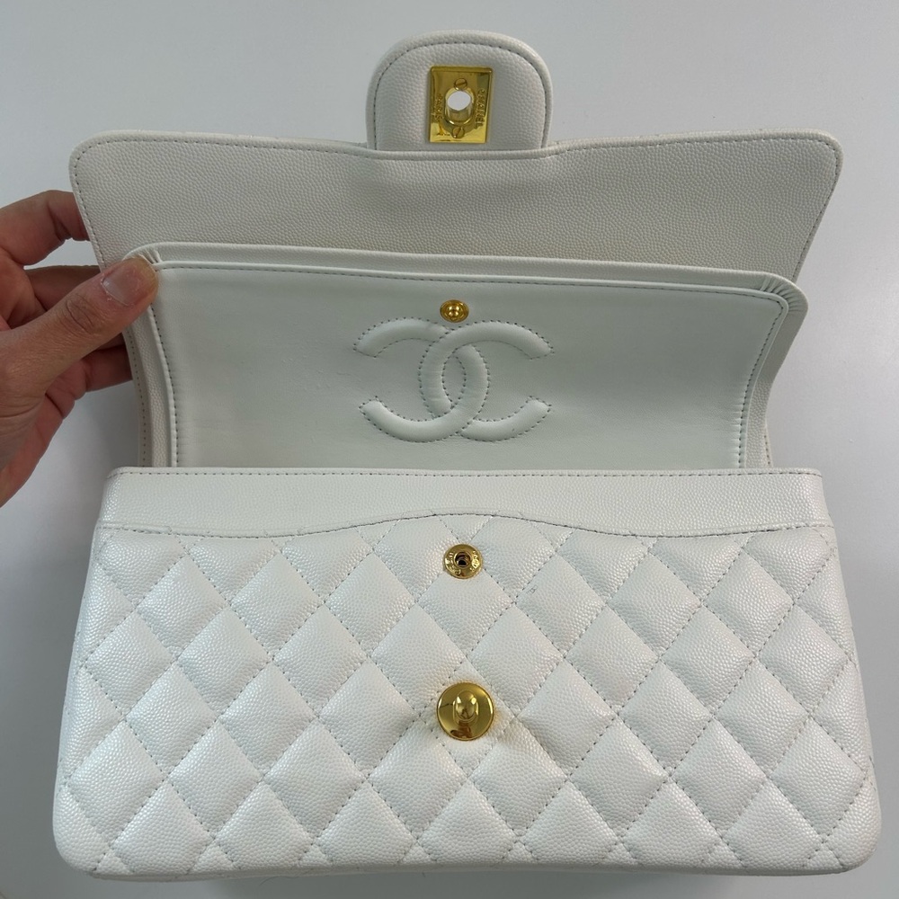 Chanel white Quilted Shoulder Bag with Gold Chain - Picture 6 of 8